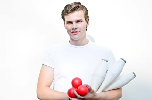 Jongleur Simon jongleert met 8 ballen Foto jongleren met 8 ballen